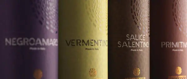 Etichetta vino esempio: bottiglie di Negroamaro, Vermentino, Salice Salentino e Primitivo, con dettagli dorati e texture uniche.