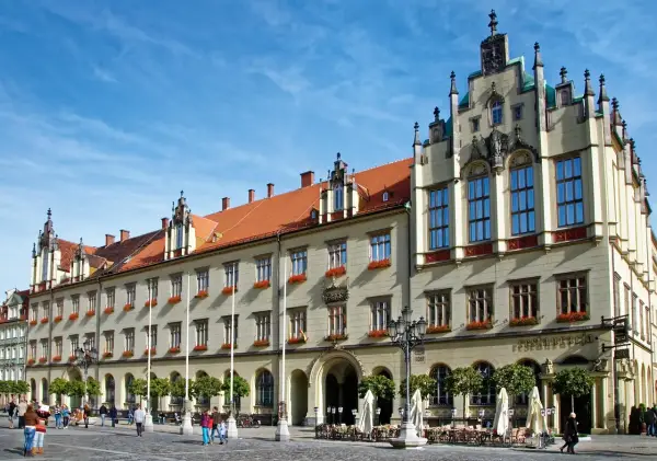 Rynek we Wrocławiu, z piękną kamienicą i kawiarnianymi ogródkami. Ciekawostki o Wrocławiu czekają na odkrycie!