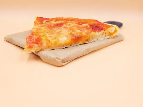 Kawałek pysznej pizzy, idealny na szybki lunch. Ten prosty przepis na pizzę z pewnością zachwyci każdego.