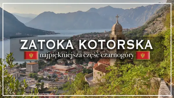 Widok na Zatokę Kotorską, z górami w tle i miastem u podnóża. Na pierwszym planie kamienna wieża kościelna.