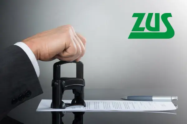 Dłoń w garniturze przyciska pieczątkę do dokumentu. Logo ZUS. Temat: sprzeciw wobec orzeczenia lekarza orzecznika ZUS - forum.