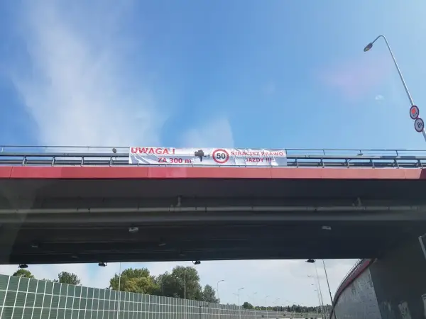 Uwaga! Przekroczenie prędkości o 30 w terenie zabudowanym grozi utratą prawa jazdy. Zbliżasz się do strefy kontroli.