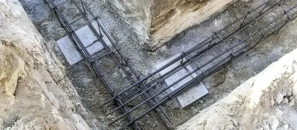 Jak prawidłowo rozmieścić strzemiona w fundamentach budynku - optymalna odległość