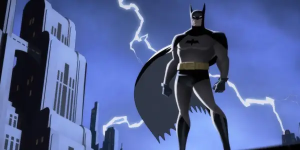 Batman, mroczny mściciel, stoi na tle burzowego nieba i Gotham.