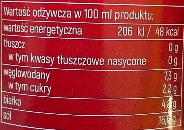 Etykieta z informacją o wartościach odżywczych sosu sojowego: 48 kcal w 100 ml. Zawiera węglowodany, białko i sól.