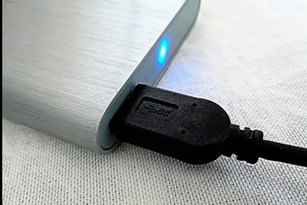 Disque dur externe neuf connecté par USB, voyant bleu allumé. Faut il formater un disque dur externe neuf avant utilisation ?