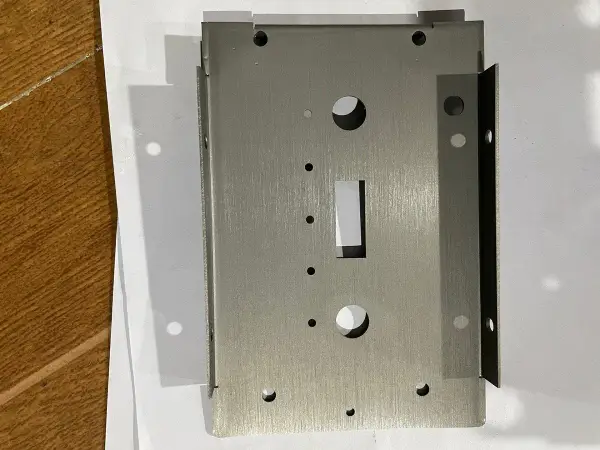 Plaque métallique en acier inoxydable 304l, avec des trous et une découpe rectangulaire, prête pour l'assemblage.