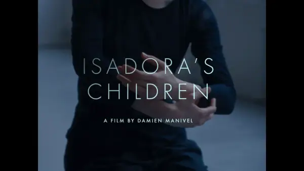 Tytuł filmu "Isadora's Children" z dłońmi tancerki. Film opowiada o dziedzictwie Isadory Duncan i jej dzieciach.