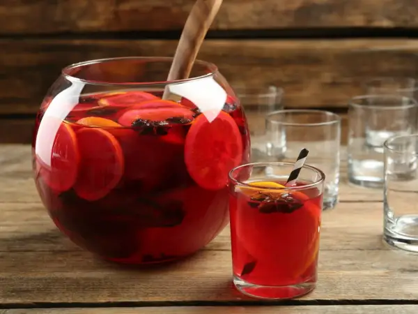 Aromaticzny poncz z pomarańczą i gwiazdkami anyżu, idealny na zimowe wieczory. Ten przepis na poncz zachwyci każdego!