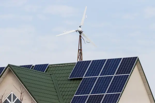 Elektrownia wiatrowa czy fotowoltaika – co wybrać, by zaoszczędzić?