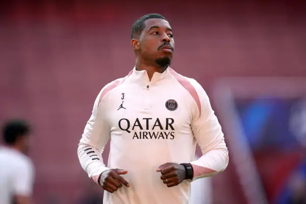 Piłkarz PSG, Kimpembe, w beżowej bluzie z logo Qatar Airways i numerem 3.