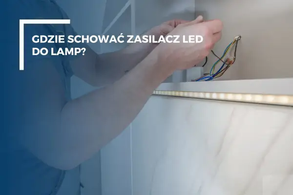 Ręce łączą przewody zasilacza LED, który można dyskretnie ukryć w ścianie, tworząc estetyczne oświetlenie.