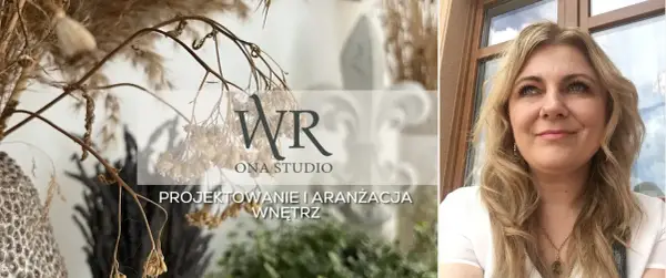 Portret kobiety z bukietem suszonych traw i logo "WR ONA STUDIO".