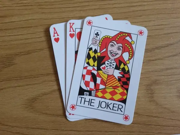 Karty do gry: as, król i joker. Poznaj zasady gry karciane i zacznij grać!