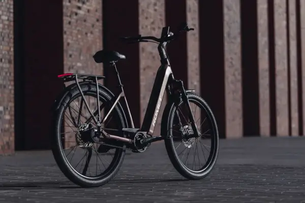 Elegancki rower elektryczny ROMET, idealny wybór, jeśli szukasz jaki rower elektryczny do 5000. Stylowy design i praktyczne rozwiązania.