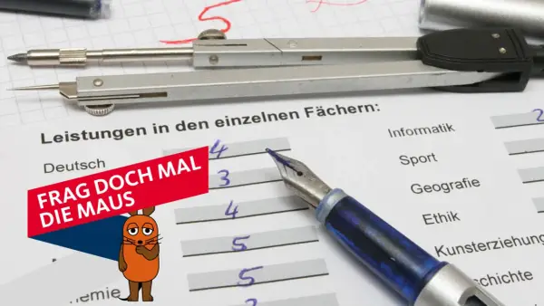 Zeugnis mit Noten in Worten. Ein Zirkel und ein Füller liegen auf dem Blatt. Die Maus fragt: "Frag doch mal die Maus".