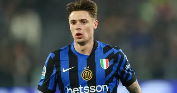 Piłkarz w niebiesko-czarnej koszulce Interu Mediolan, z tarczą Serie A. To właśnie tam gra Zalewski, choć na zdjęciu jest inny zawodnik.