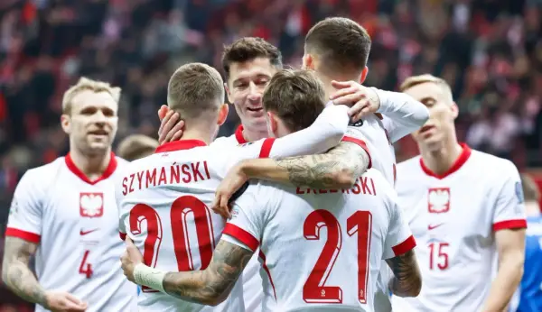 Piłkarze reprezentacji Polski świętują bramkę. Długi sezon piłkarski to wyzwanie, ale radość ze zwycięstwa jest warta wysiłku.