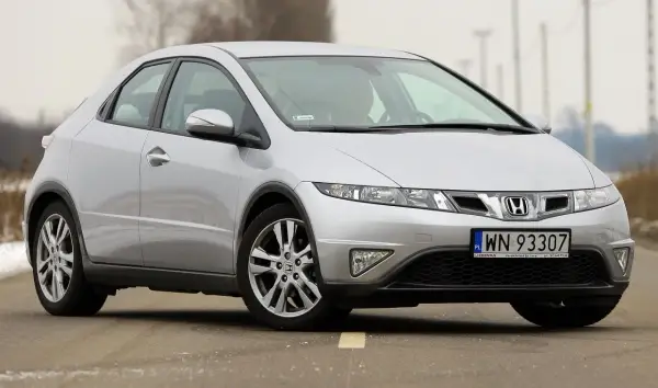Srebrny Honda Civic, wyglądający jak UFO, na drodze.