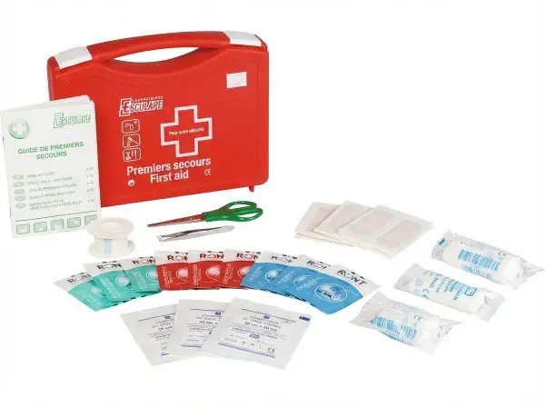 Trousse pharmacie bébé 2 ans : une trousse rouge de premiers secours avec pansements, compresses, ciseaux, pince à épiler et guide.