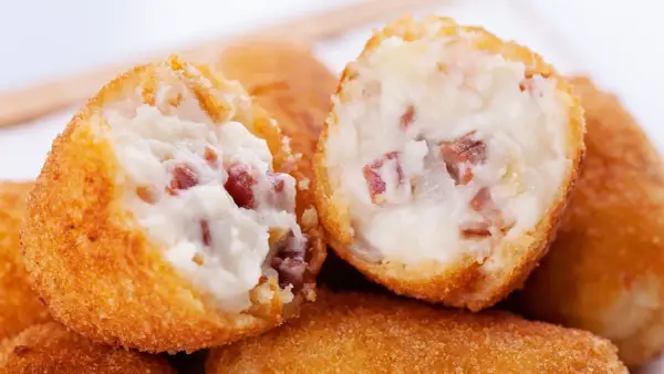 Croquetas cremosas con trocitos de jamón, listas para freír. Los ingredientes perfectos para unas croquetas caseras.
