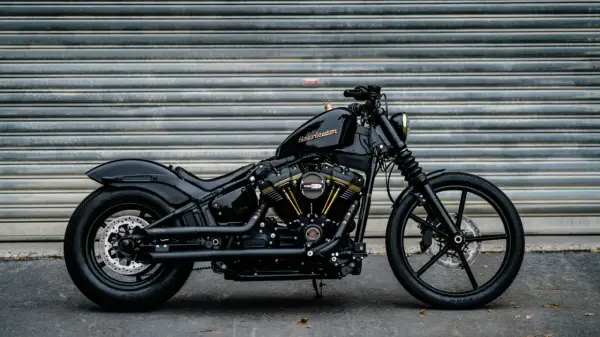 Czarny Harley-Davidson Dyna z błyszczącym lakierem i złotymi akcentami na silniku, gotowy do drogi.