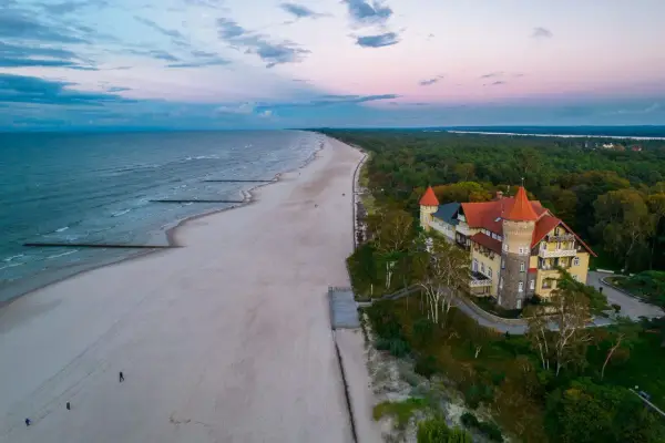 Piękna plaża i zamek nad morzem. Idealne miejsce, gdzie jechać w niedzielę na spacer i podziwianie widoków.