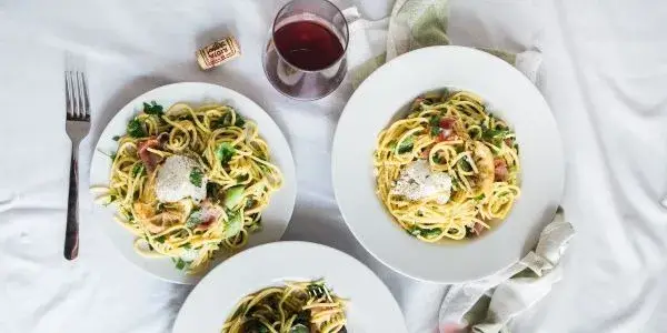 Wino do spaghetti: Jakie wina najlepiej pasują do różnych sosów?