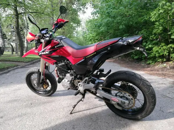 Honda FMX 650 ile ma koni? Sprawdź moc i osiągi tego motocykla