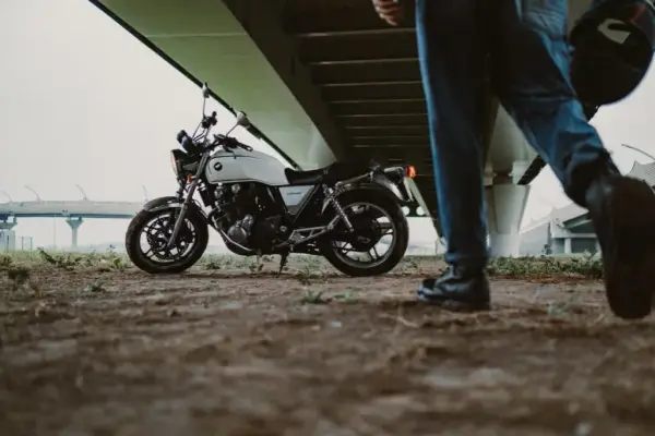 Jakie prawo jazdy na motor 125? Sprawdź wymogi i wyjątki w Polsce