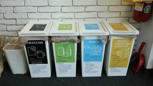 Pojemniki do segregacji odpadów: zmieszane, szkło, papier, metale i tworzywa sztuczne. Gdzie wyrzucić długopis? Do zmieszanych.