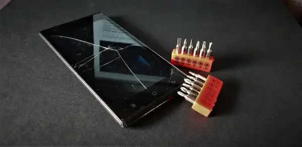 Czym skleić telefon, aby uniknąć kosztownych napraw i uszkodzeń?