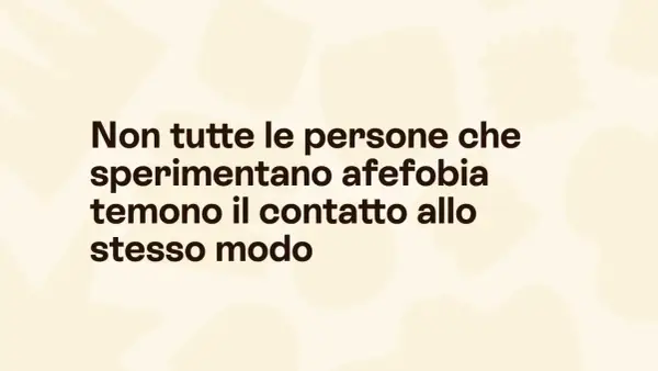Afefobia è sessualità. Il testo "Non tutte le persone che sperimentano afefobia temono il contatto allo stesso modo" su sfondo beige con forme astratte.