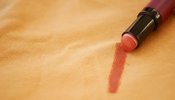 Rossetto su tessuto color pesca, un esempio pratico su come togliere il fondotinta dai vestiti.