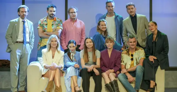 Grupa osób pozuje do zdjęcia. Zastanawiasz się, dlaczego nie obsada?