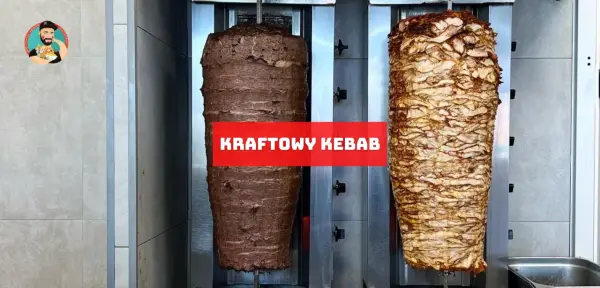 Dwa pionowe rożna z mięsem na kebab. Jeden ciemny, drugi jasny. Na środku czerwony napis "KRAFTOWY KEBAB".