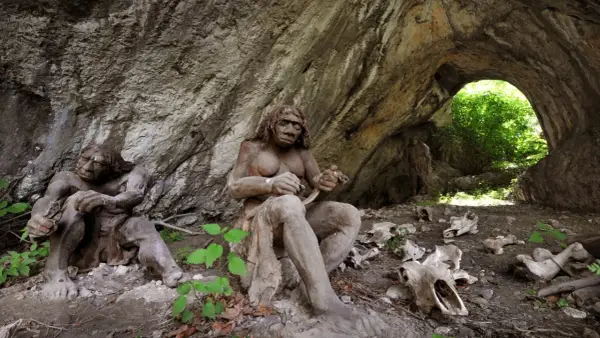 Figury neandertalczyków w jaskini, jakby żywcem wyjęte z historii Ojcowski Park Narodowy. Opinie o tym miejscu są zachwycające.