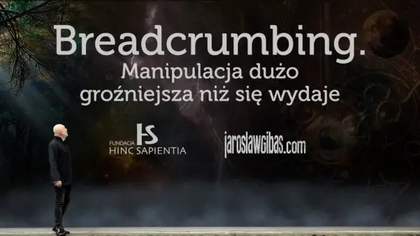Mężczyzna patrzy na napis "Breadcrumbing. Manipulacja dużo groźniejsza niż się wydaje".