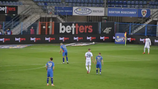 Piłkarze Piasta Gliwice i Radomiaka Radom na murawie. Mecz przebieg: Piast Gliwice – Radomiak Radom.