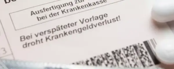 Text auf einem Dokument: "Bei verspäteter Vorlage droht Krankengeldverlust!" – wichtig für die Berechnung von Weihnachtsgeld bei Krankengeld.