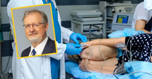 Lekarz w okularach wyjaśnia, co to kolonoskopia, podczas gdy pacjentka jest przygotowywana do zabiegu.