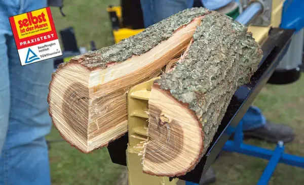 Holzspalter im Test: Ein Holzstamm wird geteilt. Der Woodmax-Spalter zeigt seine Kraft.