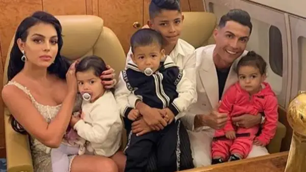 Ronaldo z rodziną w samolocie. Georgina i Cristiano otaczają swoje dzieci, tworząc ciepłą, rodzinną atmosferę.