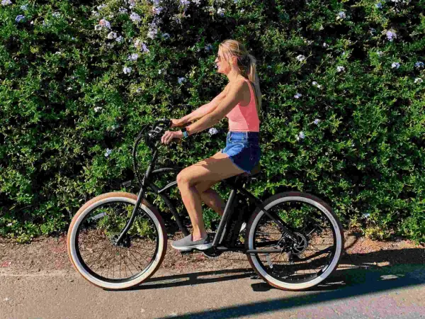 Kobieta na rowerze elektrycznym. Zastanawiasz się, ile waży rower elektryczny? Ten model jest lekki i zwinny.