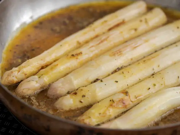 Asperges blanches poêlées dans une sauce dorée. Une délicieuse recette asperges blanches pour un repas printanier.