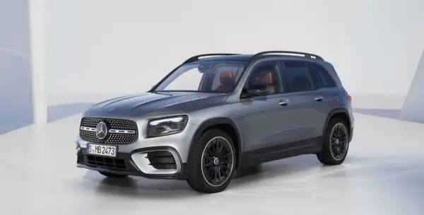 Szary Mercedes GLB 200 z brązowym wnętrzem, prezentujący nowoczesny design i komfort.