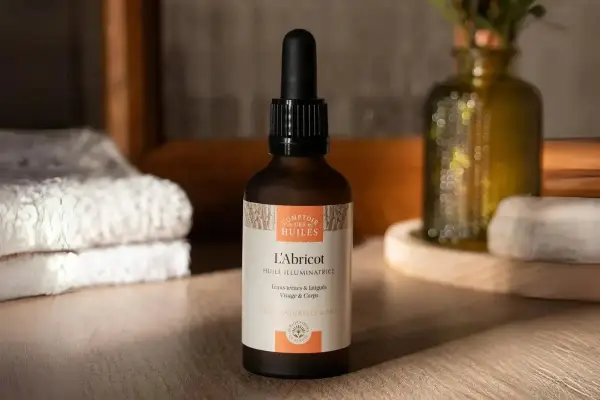 Flacon d'huile d'abricot illuminatrice, pour le visage et le corps. Découvrez les huile d'abricot bienfaits pour une peau éclatante.