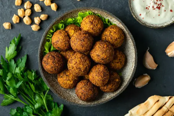 Falafel idealny - jak zrobić i z czym podawać?