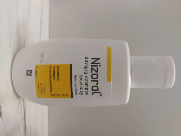 Butelka leczniczego szamponu Nizoral 20 mg/g. Wiele pozytywnych nizoral opinie potwierdza jego skuteczność w walce z łupieżem.
