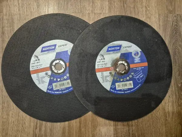 Dwa nowe tarcze Norton Expert, model A36P-BF41, o wymiarach 350x3,0x25,4 mm (14" x 1/8" x 1"). Idealne do cięcia stali i stali nierdzewnej.